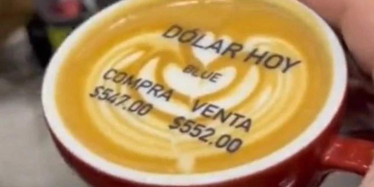 Una cafetería se volvió furor: imprime el precio del dólar en el café.