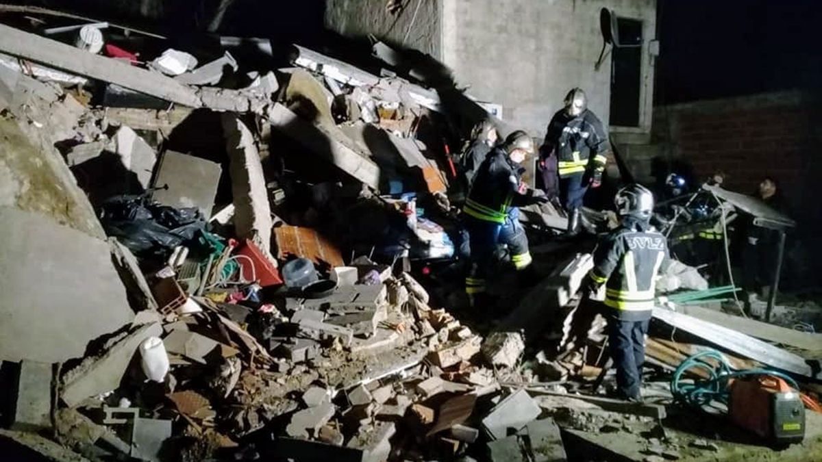 Siete dotaciones de Bomberos trabajan en el lugar donde ocurrió el desmoronamiento.