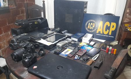 Computadoras, celulares y videocámaras, como parte del secuestro de los allanamientos. Computadoras, celulares y videocámaras, como parte del secuestro de los allanamientos.