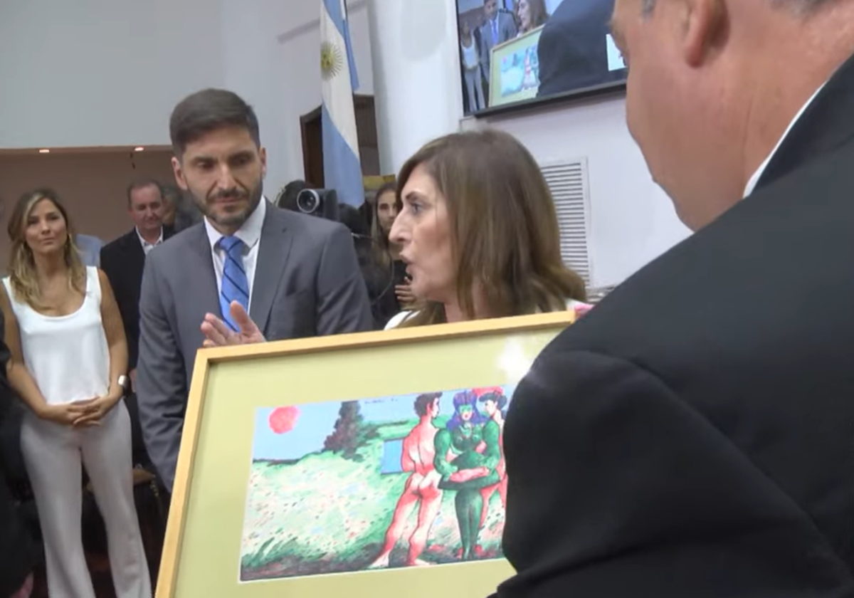 Adriana "Chuchi" Molina, le hace entrega a Poletti una obra de arte. Adriana "Chuchi" Molina, le hace entrega a Poletti una obra de arte.