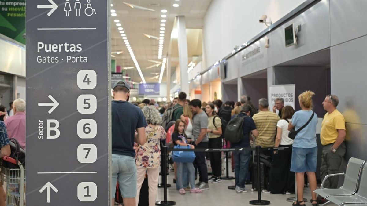 El Aeropuerto Internacional de Rosario amplía su red aérea con vuelos directos a Bariloche, Chapelco y Puerto Iguazú. El Aeropuerto Internacional de Rosario amplía su red aérea con vuelos directos a Bariloche, Chapelco y Puerto Iguazú.