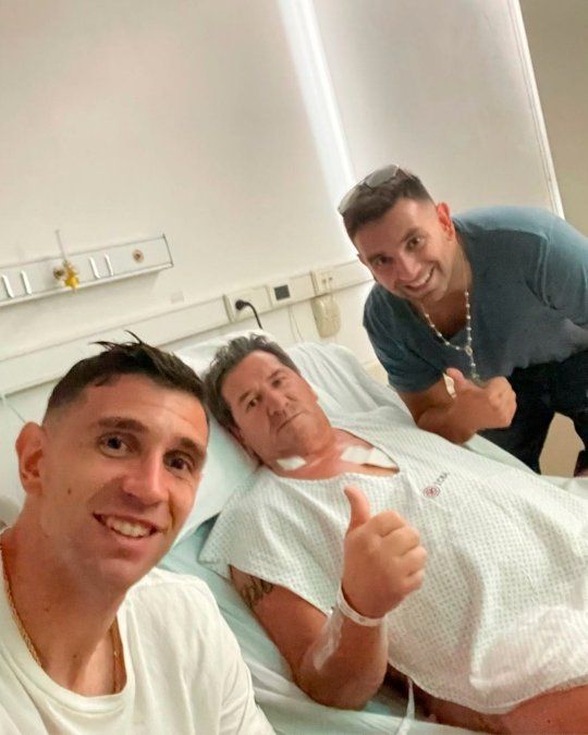 Emiliano Dibu Martínez viajó de urgencia a Argentina para acompañar a su padre durante una operación.