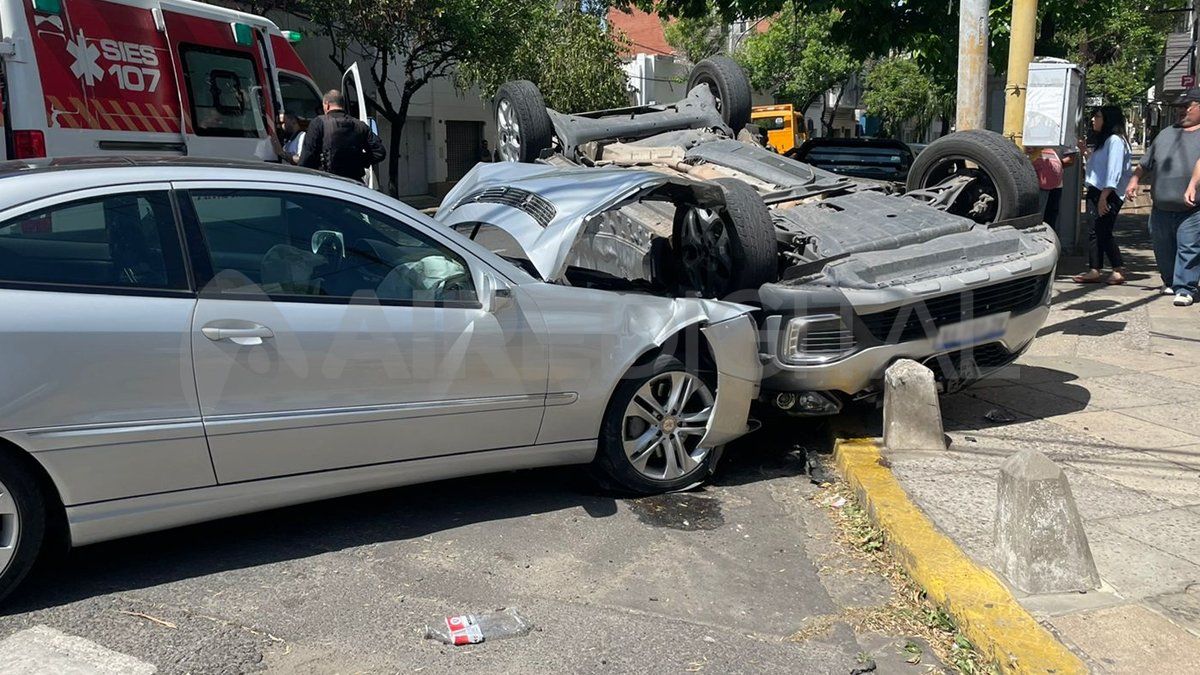 Impactante choque en el macrocentro: un auto volcó y trasladaron al conductor al Hospital Cullen.