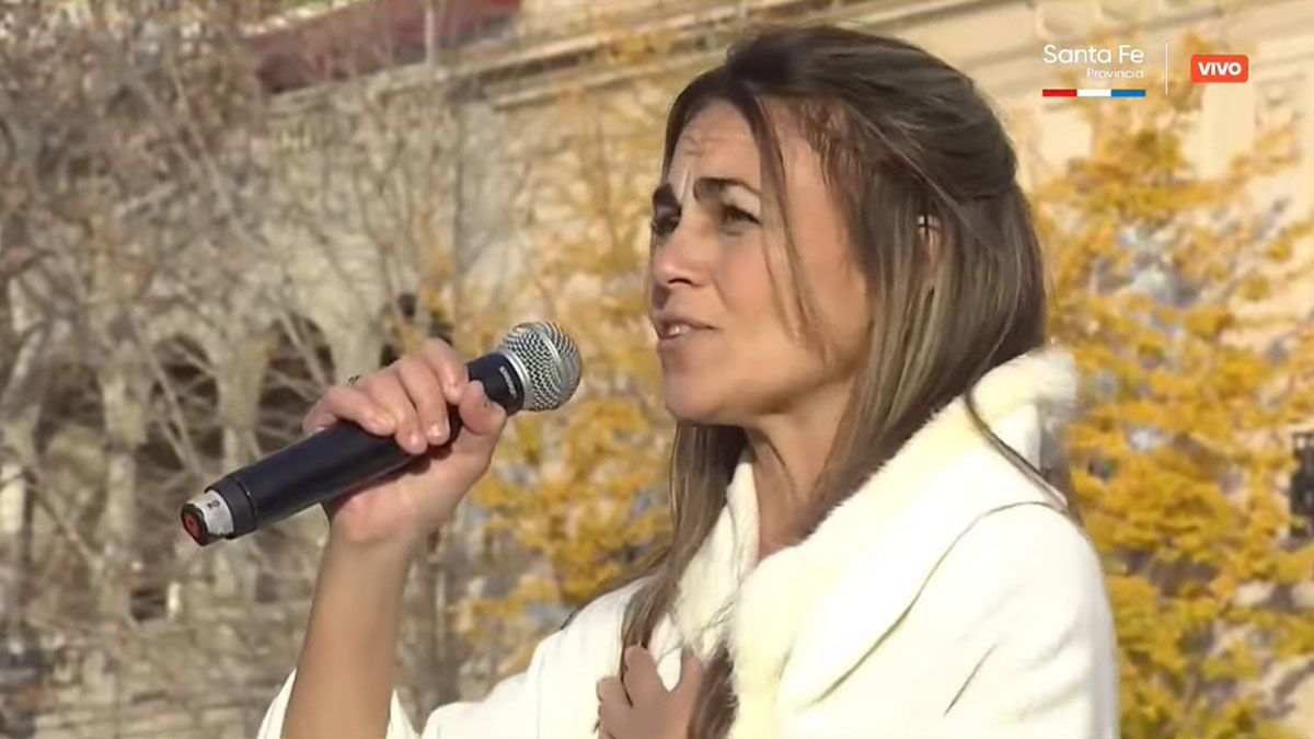 Itatí Barrionuevo en el Monumento a la Bandera.