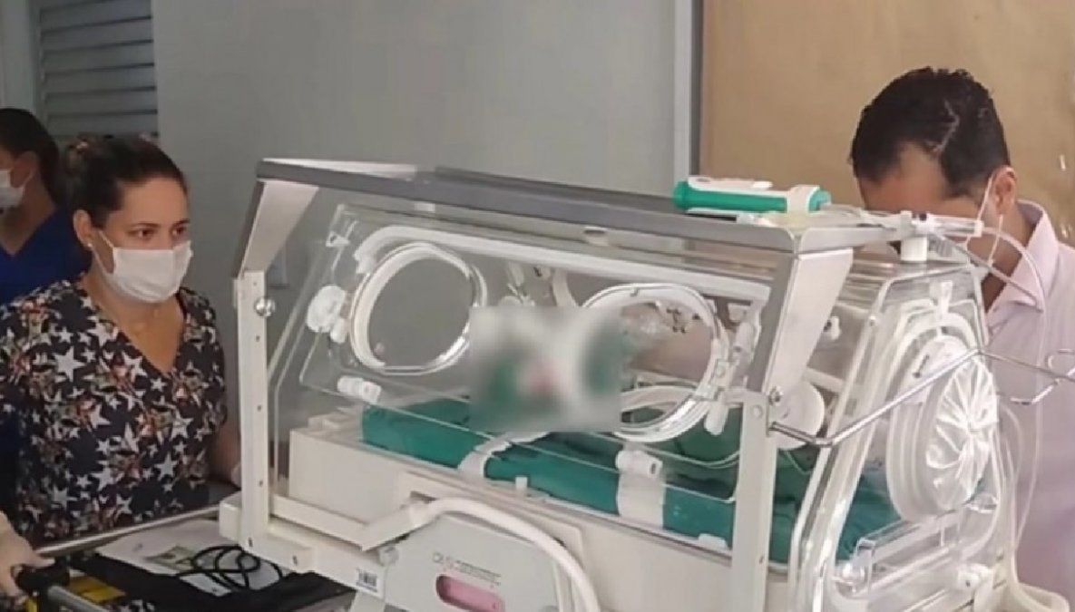 Un bebé prematuro recién nacido fue dado por muerto en el hospital y resucitó en la funeraria antes de ser enterrado