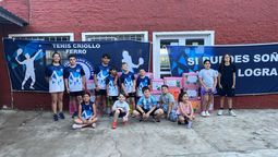 Niños y profesores del tenis criollo del Club Ferroviario Santa Fe reunieron 29 cajas navideñas para la campaña solidaria.