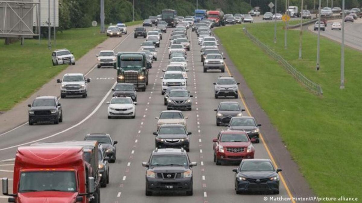 Miles de habitantes de Nueva Orleans escapan del huracán Ida.&nbsp;