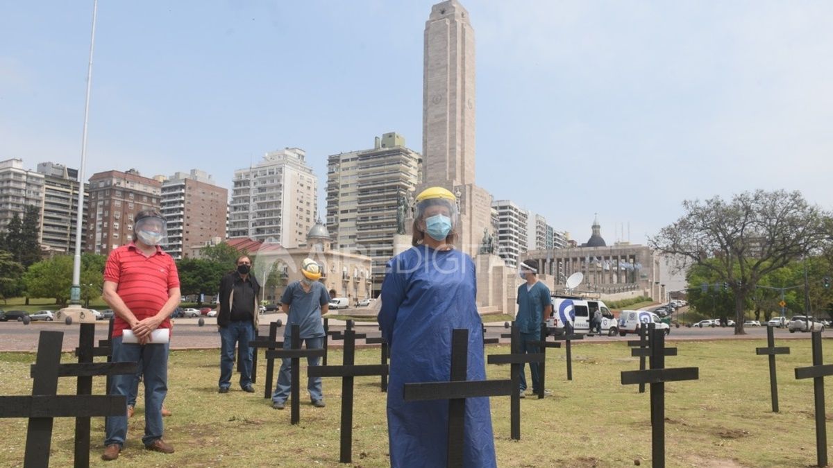 Profesionales de la salud de Rosario se manifestaron frente al Monumento a la Bandera para reclamar restricciones intermitentes que ayuden a contener el avance del coronavirus.