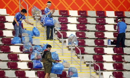 Hinchas japoneses explicaron que limpian los estadios para ayudar y porque nos enseñaron eso desde niños Hinchas japoneses explicaron que limpian los estadios para ayudar y porque nos enseñaron eso desde niños