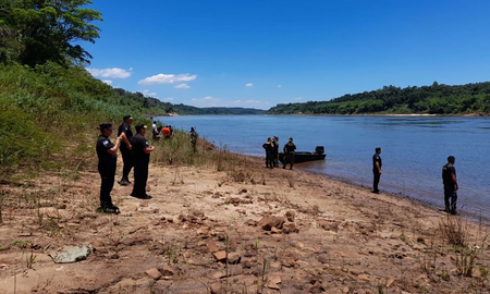 La mujer que arrojó a sus dos hijos al río Paraná había dejado una carta de despedida para su familia La mujer que arrojó a sus dos hijos al río Paraná había dejado una carta de despedida para su familia