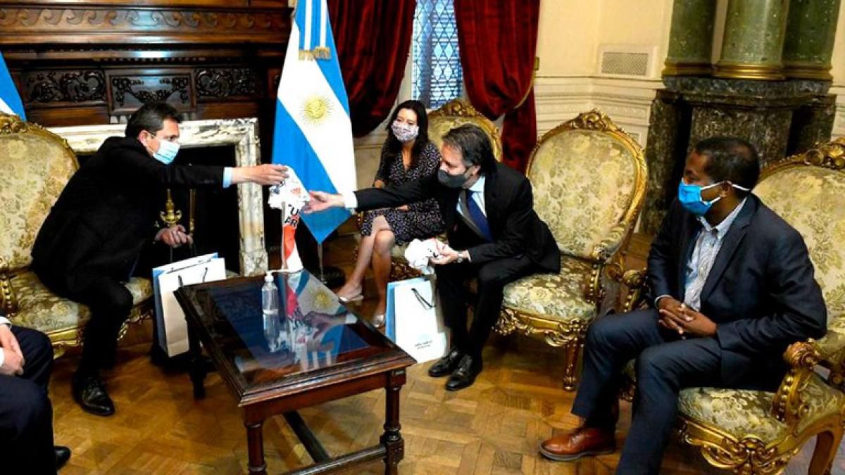 No le pueden pedir plata al que quiere pagar lo que no le exigieron al que pidió la plata