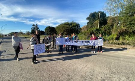 Vecinos de barrio Punta Norte cortaron Avenida Peñaloza este lunes. Vecinos de barrio Punta Norte cortaron Avenida Peñaloza este lunes.