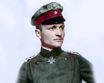Manfred von Richtofen luce la Pour le Mérite (o The Blue Max), la máxima orden militar con la que Alemania condecoraba a sus héroes de guerra, y que recibió el viernes 12 de enero de 1917. Manfred von Richtofen luce la Pour le Mérite (o The Blue Max), la máxima orden militar con la que Alemania condecoraba a sus héroes de guerra, y que recibió el viernes 12 de enero de 1917.