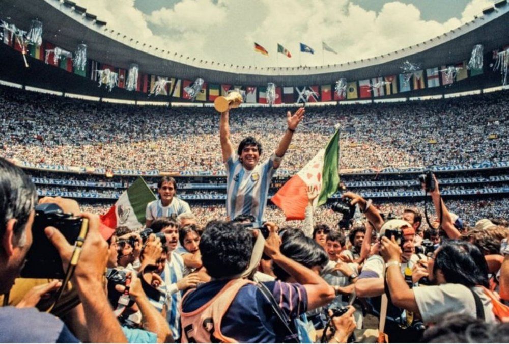Diego Armando Maradona alza la Copa del Mundo. Fue la cúspide de su vida futbolística.