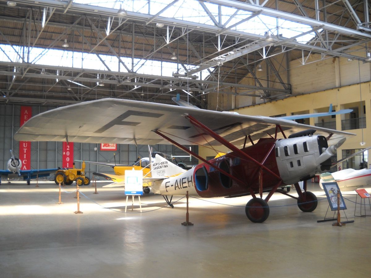 Este es el Latécoère Laté 25, matrícula F-AIEH, uno de los aviones que Antoine operó cuando trabajara como director y piloto de la filial argentina de la Compagnie Générale Aéropostale. Se exhibe en el Museo Nacional de Aeronáutica (MNA) ubicado en Morón, Gran Buenos Aires.