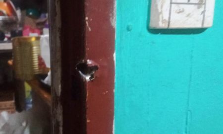 El proyectil que se extrajo del marco de una puerta del domicilio y la vaina que se encontró en la calle corresponden a un calibre 9 milímetros. El proyectil que se extrajo del marco de una puerta del domicilio y la vaina que se encontró en la calle corresponden a un calibre 9 milímetros.