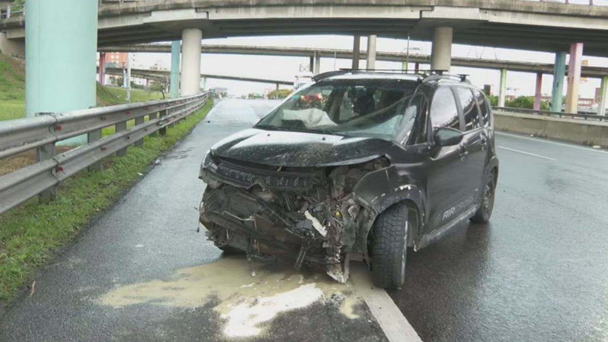 El camión volcó sobre el guardarraíl tras impactar con un Citroën Aircross negro. (Foto: TN) El camión volcó sobre el guardarraíl tras impactar con un Citroën Aircross negro. (Foto: TN)