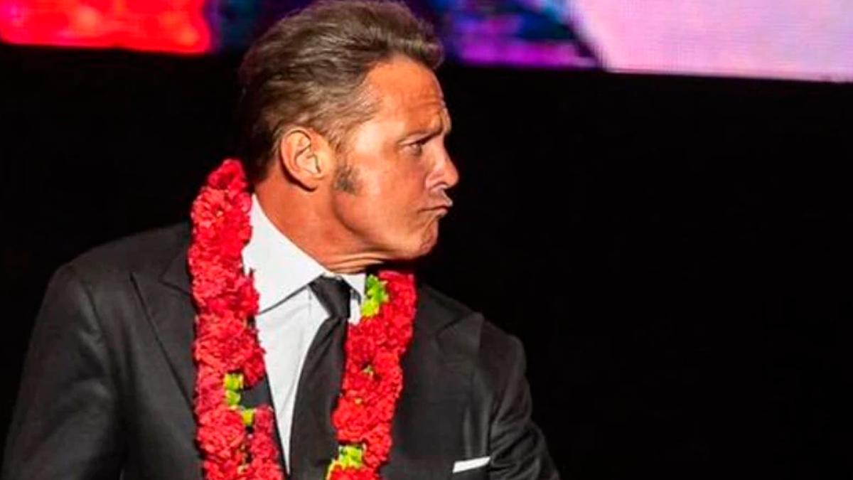 En un video compartido en redes se ve a la fan posando con el cantante y contando su historia irreal.&nbsp; Aunque muchos internautas aplaudieron la valentía de la mujer al acercarse