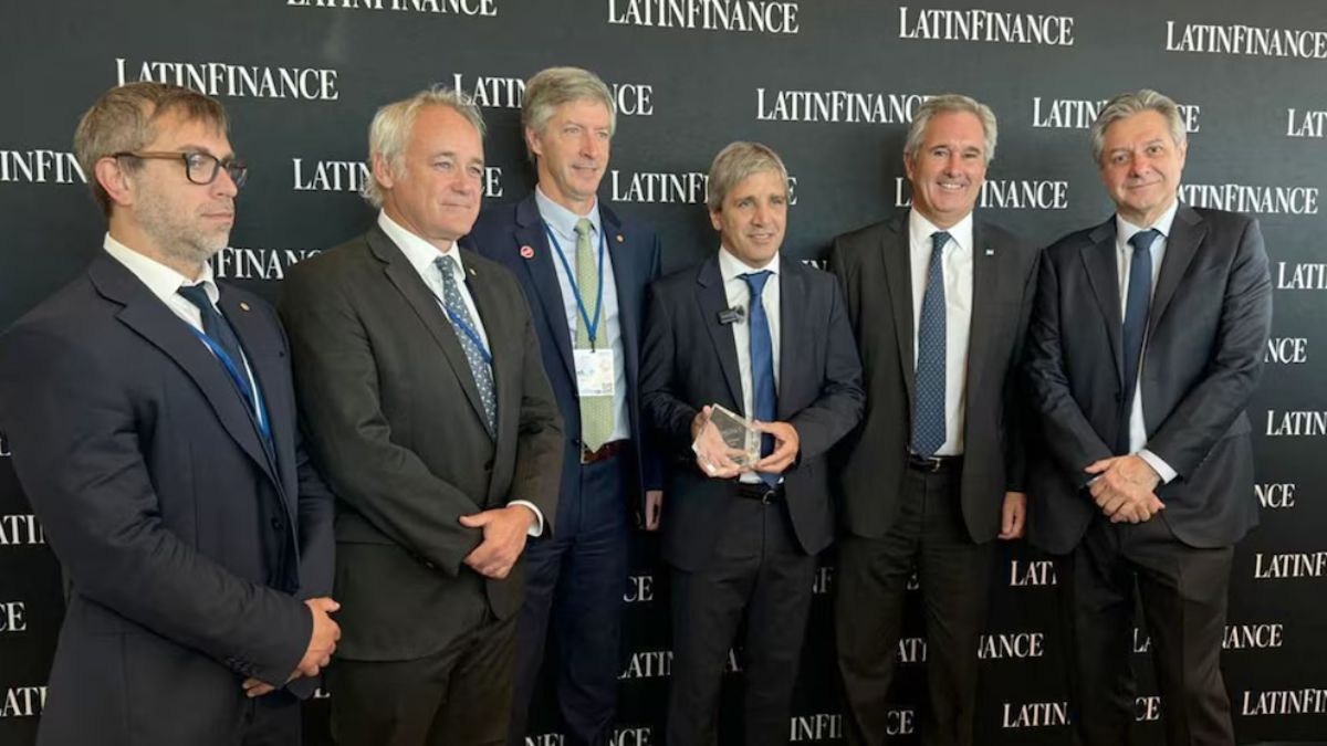 Luis Caputo, junto a su equipo económico, tras recibir el premio en Washington. Luis Caputo, junto a su equipo económico, tras recibir el premio en Washington.