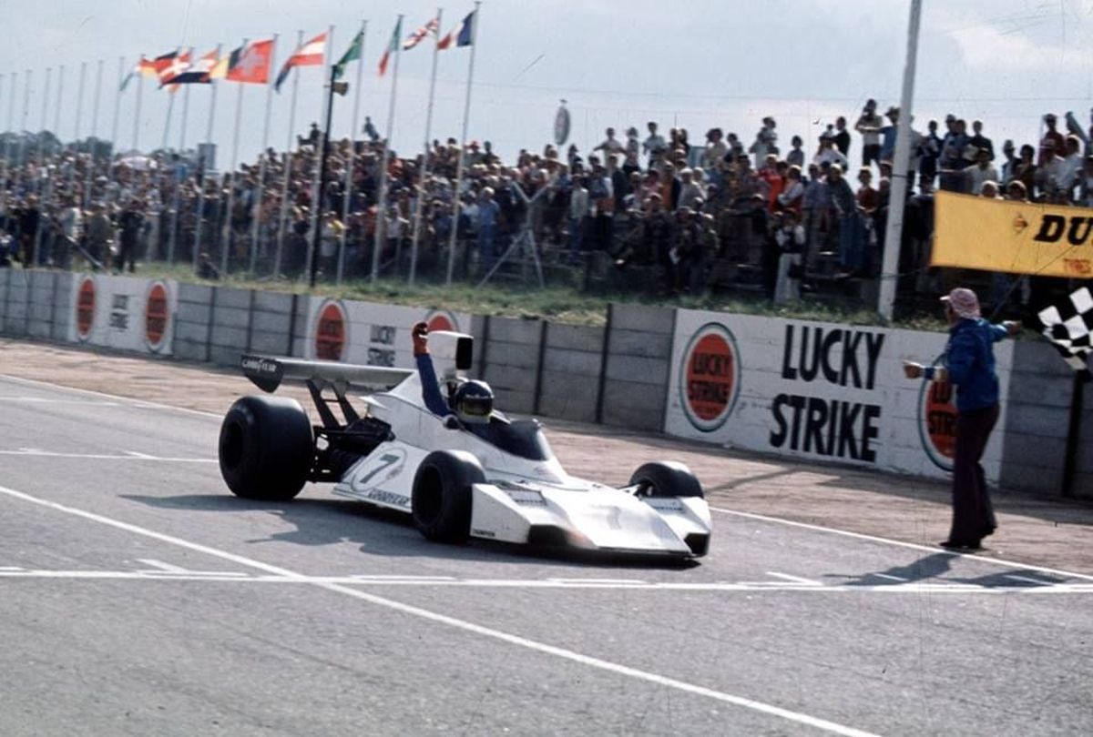 En 1974, con el modelo BT44-Cosworth, llegó el ansiado primer triunfo en la F1. Lo obtuvo el sábado 30 de marzo, en el GP de Sudáfrica, en Kyalami. Ese mismo año, también ganaría en los GP de Austria y los Estados Unidos, en Österreichring, el domingo 18 de agosto, y en Watkins Glen, el domingo 6 de octubre, respectivamente. En 1974, con el modelo BT44-Cosworth, llegó el ansiado primer triunfo en la F1. Lo obtuvo el sábado 30 de marzo, en el GP de Sudáfrica, en Kyalami. Ese mismo año, también ganaría en los GP de Austria y los Estados Unidos, en Österreichring, el domingo 18 de agosto, y en Watkins Glen, el domingo 6 de octubre, respectivamente.