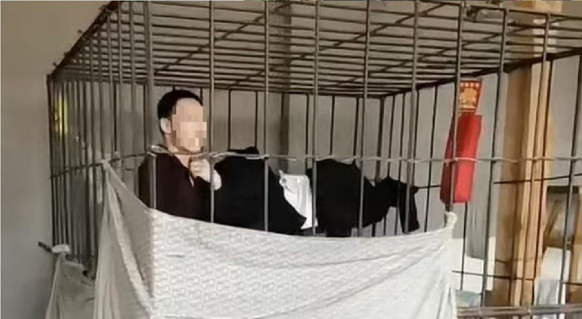 Encerró 17 años en una jaula a su hijo que padece trastornos mentales