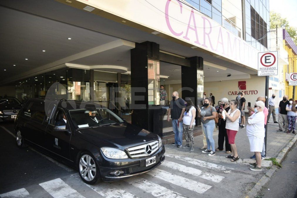 El cortejo fúnebre partió a las 12.40 desde la Cochería Caramuto, en Córdoba y Riccheri, en el macrocentro rosarino, hacia el Cementerio Israelita, donde será inhumado.