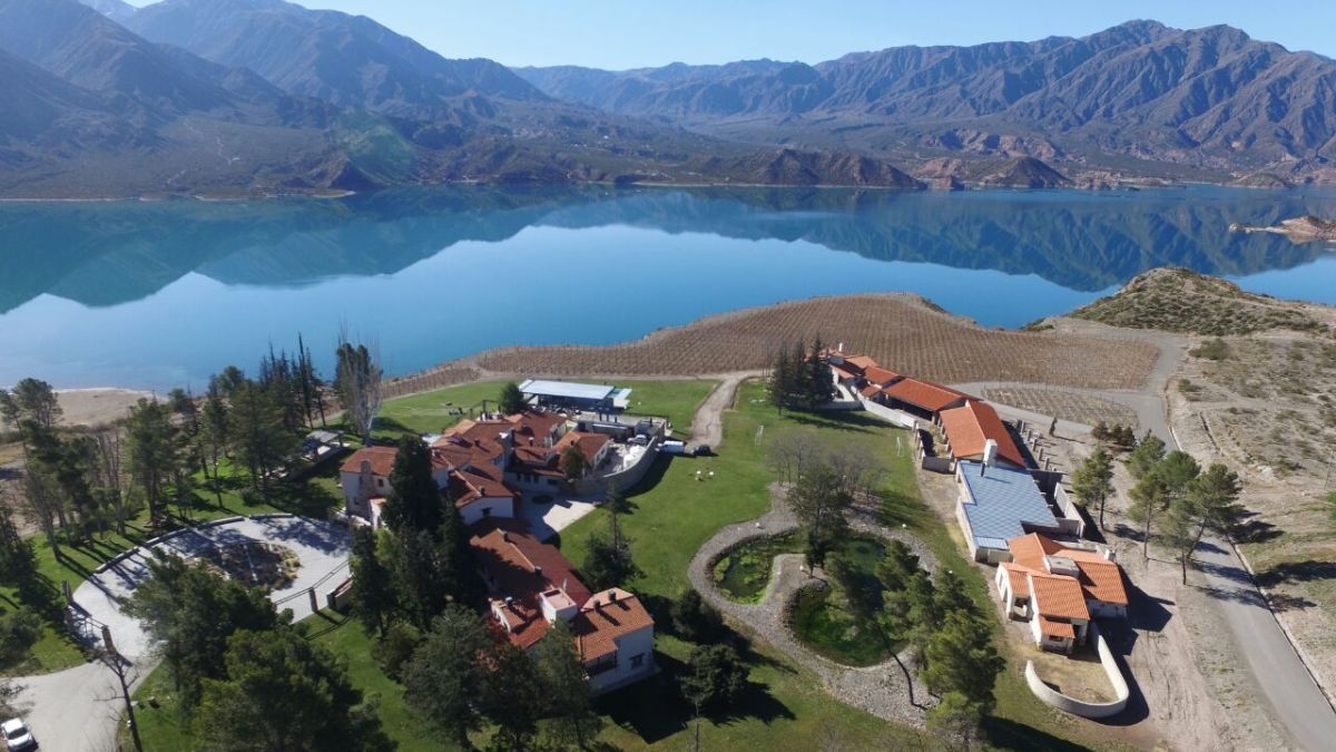 A las afueras de la localidad se puede realizar diferentes actividades, desde turismo de aventura hasta degustaciones de los mejores vinos de la provincia. A las afueras de la localidad se puede realizar diferentes actividades, desde turismo de aventura hasta degustaciones de los mejores vinos de la provincia.