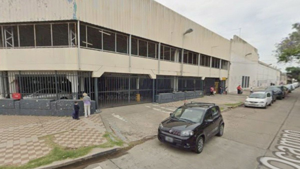 El hecho ocurri&oacute; alrededor de las 16:35 horas. Seg&uacute;n las primeras investigaciones y registros f&iacute;lmicos, la v&iacute;ctima ingres&oacute; a un supermercado apenas cinco segundos antes del arribo de los atacantes, quienes circulaban en sentido contrario.