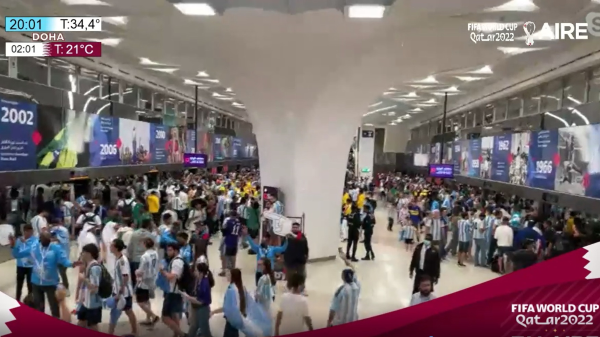 El metro de Doha se colmó de hinchas argentinos que abandonaron en manada el estadio de Lusail tras el partido que disputó la Selección Argentina con México.