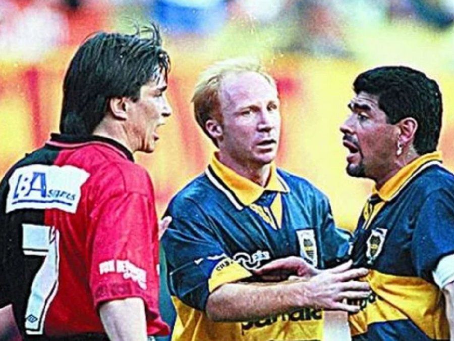 En 1995 en el regreso de Maradona a Boca, en el partido frente a Colón, protagonizó un cruce con Julio César Toresani.