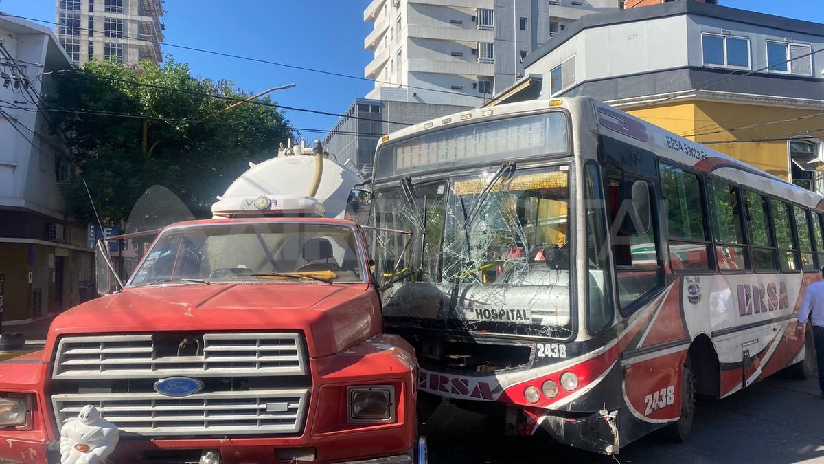 El conductor del camión, que tuvo un golpe, pero también leve, explicó al móvil de AIRE que venía circulando por San Luis cuando quiso doblar y se lo llevó puesto el colectivo.