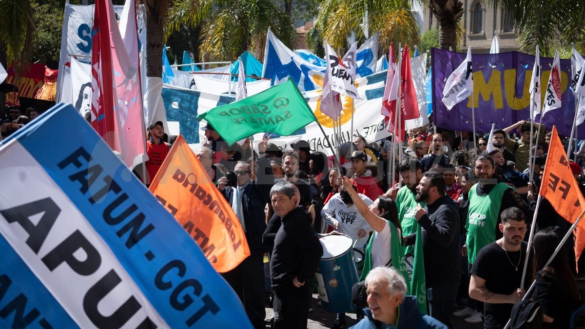 Estatales, docentes y personal de salud para por 48 horas en la ciudad de Santa Fe. Estatales, docentes y personal de salud para por 48 horas en la ciudad de Santa Fe.