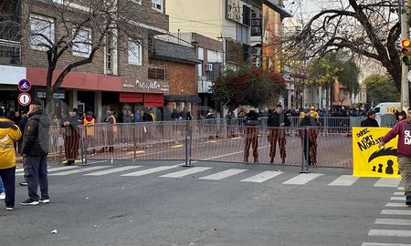 El corte de tránsito se concreta en Juan de Garay y Urquiza, por lo que agentes de Tránsito de la Municipalidad de Santa Fe desvían a los conductores en Urquiza y Lisandro de la Torre, y en Juan de Garay y Francia. El corte de tránsito se concreta en Juan de Garay y Urquiza, por lo que agentes de Tránsito de la Municipalidad de Santa Fe desvían a los conductores en Urquiza y Lisandro de la Torre, y en Juan de Garay y Francia.