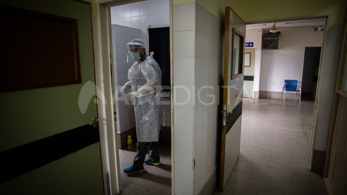 Las autoridades sanitarias calificaron como positivo el porcentaje de ocupación de camas en los servicios críticos, que hoy se encuentra por debajo del 50%.