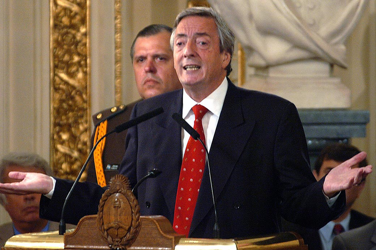 A fines de 2005, durante el gobierno de Néstor Kirchner, la deuda pública sumaba U$S 154.270 millones. A fines de 2005, durante el gobierno de Néstor Kirchner, la deuda pública sumaba U$S 154.270 millones.