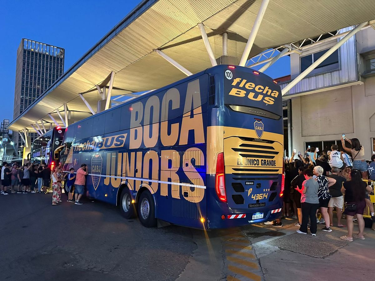 Boca partió con dos micros al estadio.