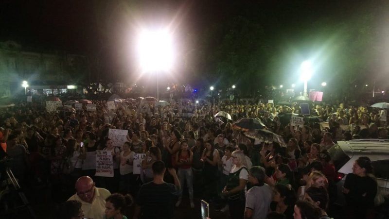 Masiva manifestación de los vecinos de Esperanza por el asesinato de Agustina