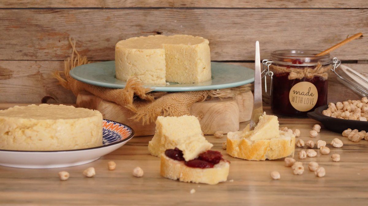 Queso vegano de garbanzos para disfrutar de una picada a la tarde.