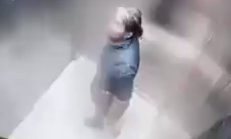 Una anciana lanza flemas dentro de un ascensor en China en medio de un nuevo brote de covid-19 Una anciana lanza flemas dentro de un ascensor en China en medio de un nuevo brote de covid-19