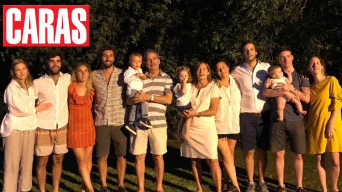 Santiago Caputo junto a toda la familia de su exesposa, Ángela Garbers (de amarillo), sosteniendo a su hija Olivia en 2019. Gentileza: revista Caras.