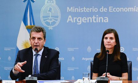 Habrá aumento en el monto que ofrecen los Créditos ANSES de 400 a mil a 600 mil pesos para jubilados, pensionados y de hasta 1 millón de pesos para trabajadores. Habrá aumento en el monto que ofrecen los Créditos ANSES de 400 a mil a 600 mil pesos para jubilados, pensionados y de hasta 1 millón de pesos para trabajadores.