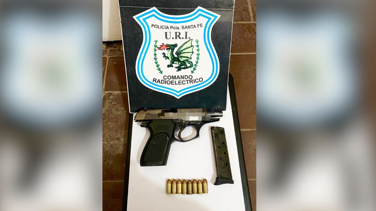 Un preocupante hecho se registró este jueves por la tarde en el sur de la ciudad de Santa Fe, cuando un preceptor se comunicó con el 911 debido a que había encontrado un arma de fuego en inmediaciones a una escuela.