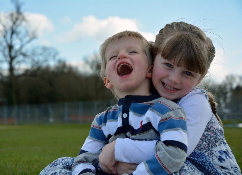 El niño donaba sangre a su hermana gravemente enferma. Entonces, el médico oyó una pregunta que nunca olvidaría