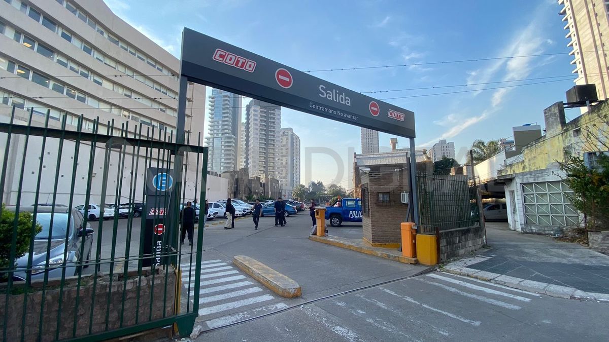 La policía arribó al estacionamiento para constatar el hecho. La policía arribó al estacionamiento para constatar el hecho.