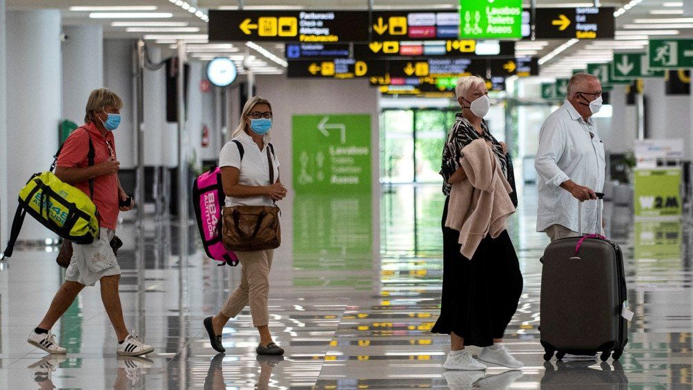 Durante el periodo de cuarentena, los viajeros deberán permanecer en su domicilio o alojamiento, debiendo limitar sus desplazamientos a cuestiones esenciales como la compra de alimentos o productos farmacéuticos, así como el contacto con otras personas.