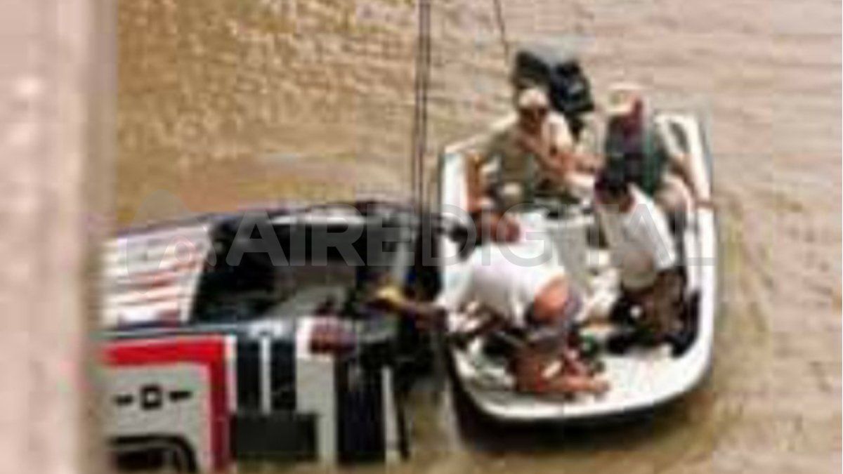 Buzos Tácticos trabajando en el retiro del colectivo de la empresa Etacer
