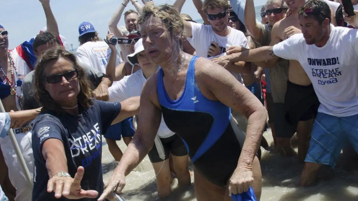 A las 13.55 del lunes 2 de septiembre de 2013, luego de nadar 52h54’18”, Diana Nyad llegó –con sus piernas temblorosas y al borde del desmayo por el agotador esfuerzo– a la playa Smathers, en Cayo Hueso, a 177 kilómetros de la capital cubana. A las 13.55 del lunes 2 de septiembre de 2013, luego de nadar 52h54’18”, Diana Nyad llegó –con sus piernas temblorosas y al borde del desmayo por el agotador esfuerzo– a la playa Smathers, en Cayo Hueso, a 177 kilómetros de la capital cubana.