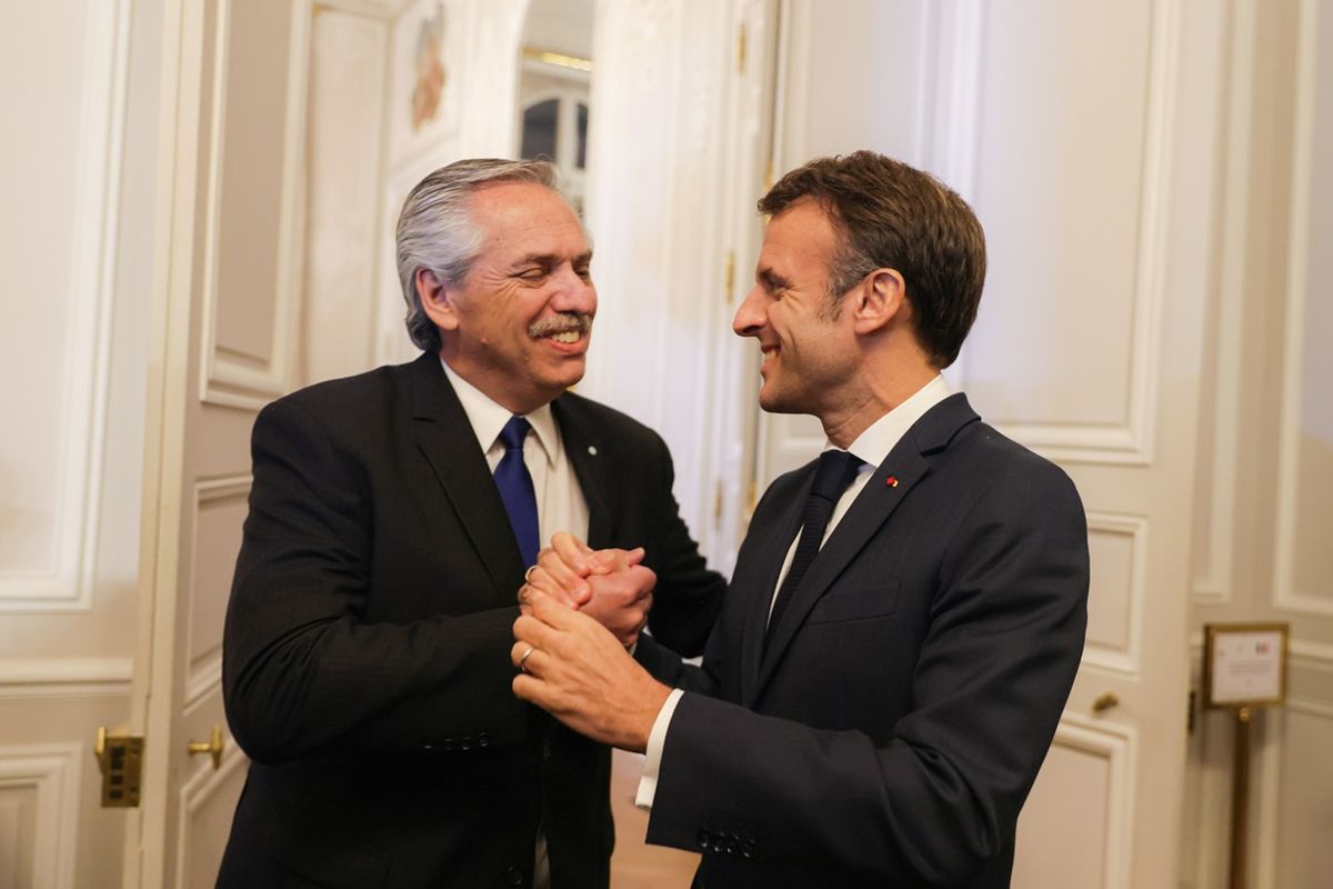 Alberto Fernández se reunió con Emmanuel Macron en Francia y lo invitó a visitar la Argentina