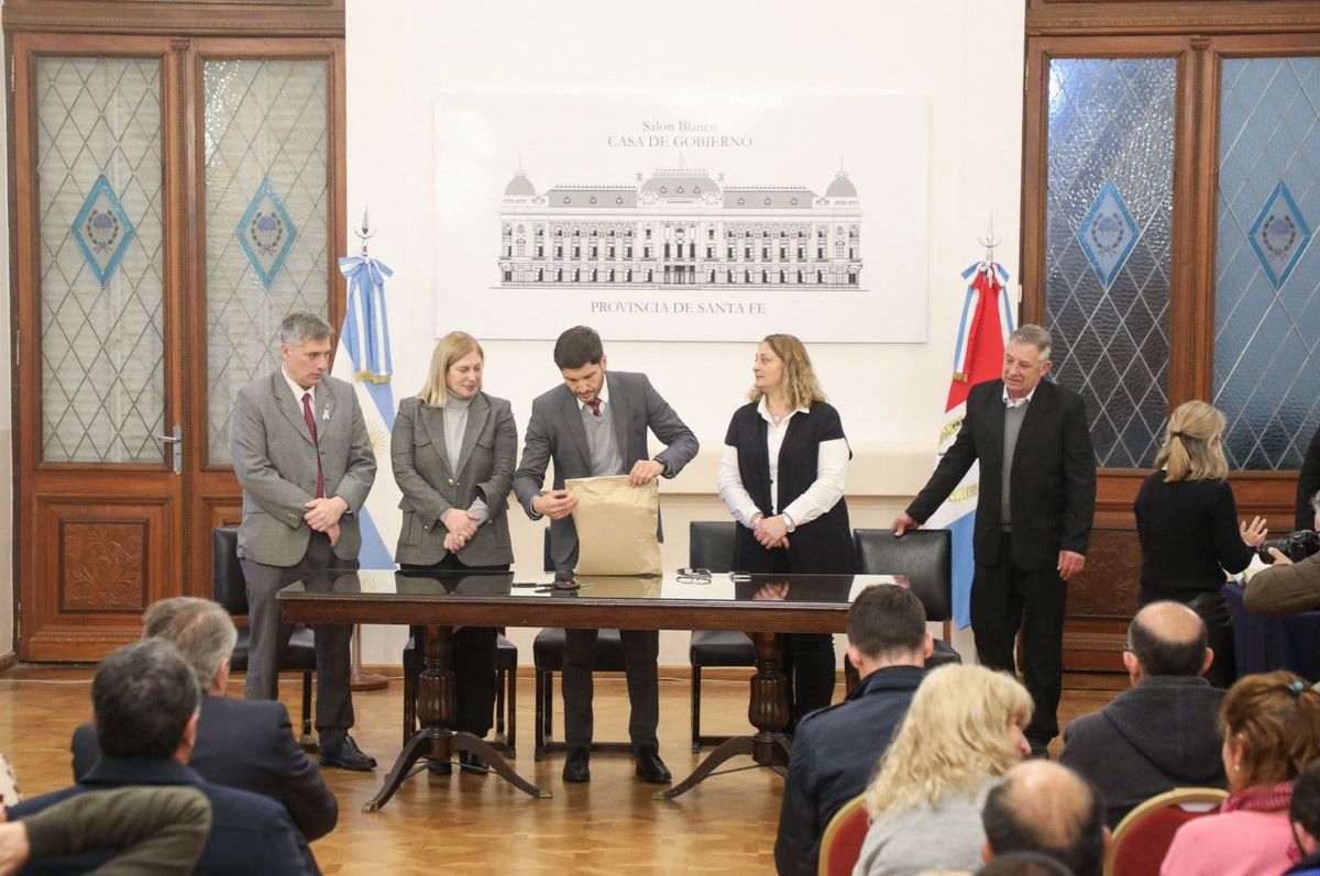 El gobernador Maximiliano Pullaro y la ministra de Salud Silvia Ciancio encabezaron la apertura de sobres de la licitación para la compra de ambulancias y minibuses. El gobernador Maximiliano Pullaro y la ministra de Salud Silvia Ciancio encabezaron la apertura de sobres de la licitación para la compra de ambulancias y minibuses.