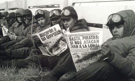 Soldados del ejército argentino leen los periódicos en Puerto Argentino. Soldados del ejército argentino leen los periódicos en Puerto Argentino.
